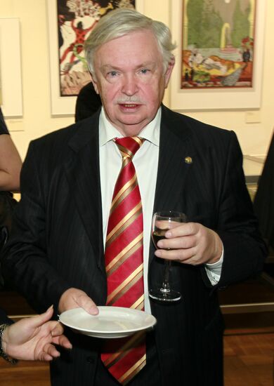 'Garland of books and pictures' exhibition