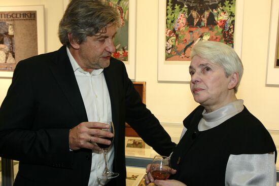 'Garland of books and pictures' exhibition
