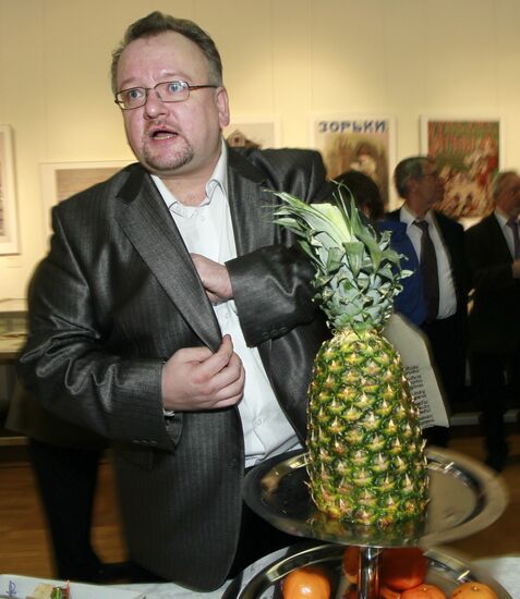 'Garland of books and pictures' exhibition