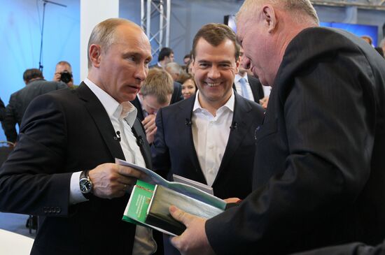 Dmitry Medvedev and Vladimir Putin meet with voters in Moscow