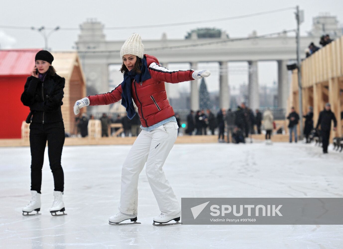 Skating rink opens at Moscow's Gorky Park