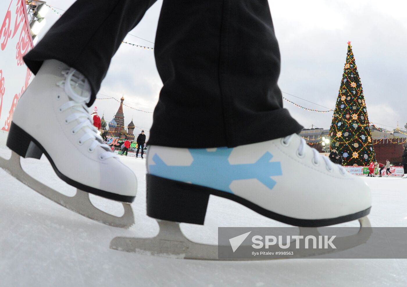 GUM skating rink opens on Red Square