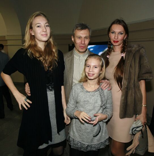 Private viewing of newsical "Citizen Poet"