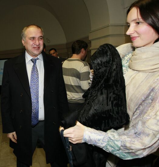 Private viewing of newsical "Citizen Poet"