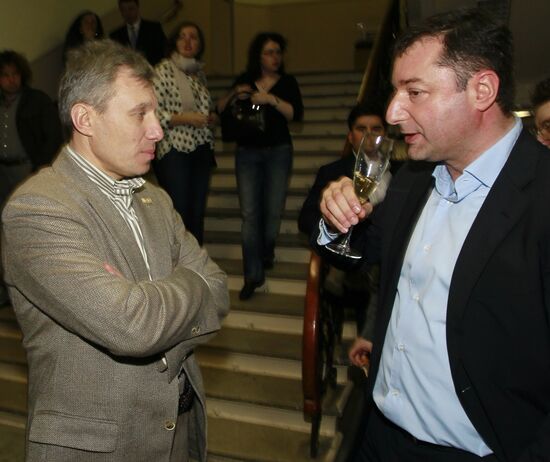 Private viewing of newsical "Citizen Poet"