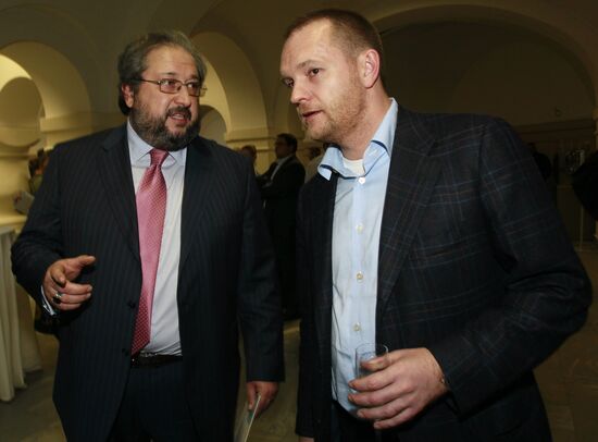 Private viewing of newsical "Citizen Poet"