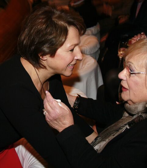 Private viewing of newsical "Citizen Poet"