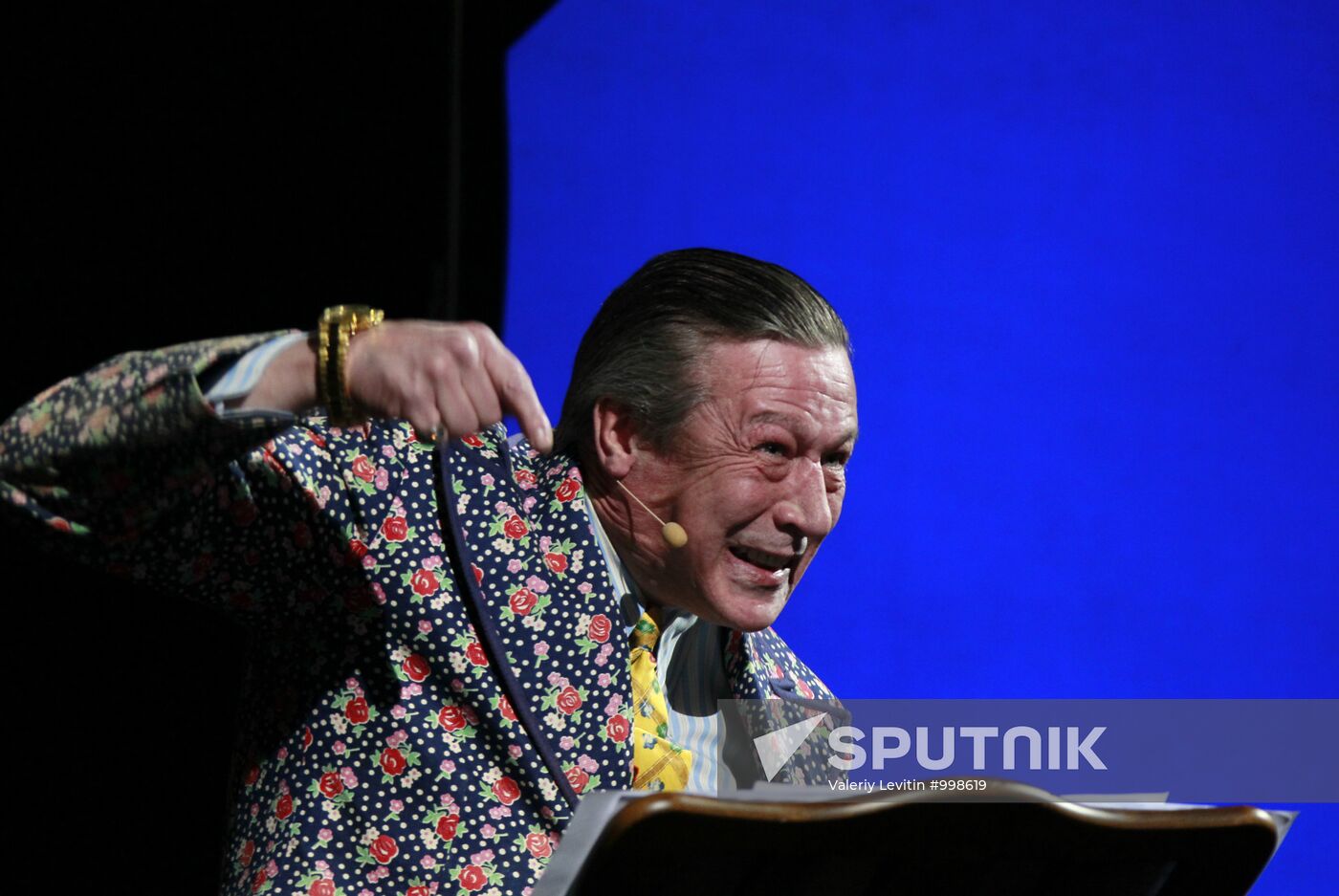 Private viewing of newsical "Citizen Poet"