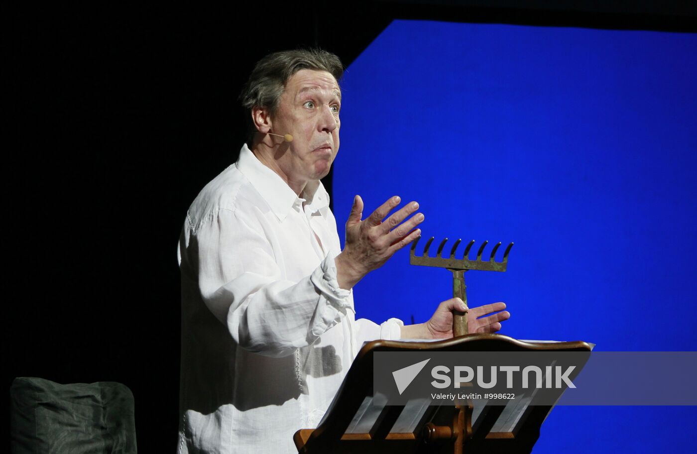 Private viewing of newsical "Citizen Poet"