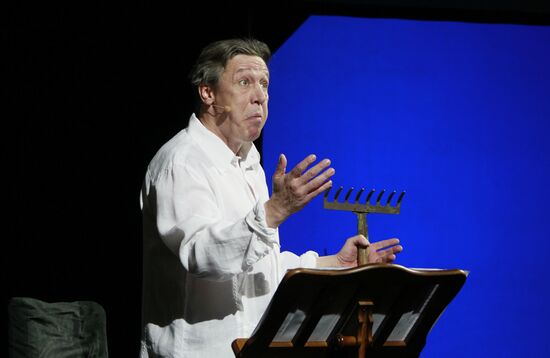 Private viewing of newsical "Citizen Poet"