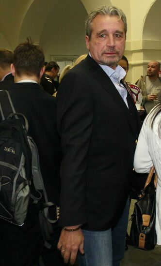 Private viewing of newsical "Citizen Poet"