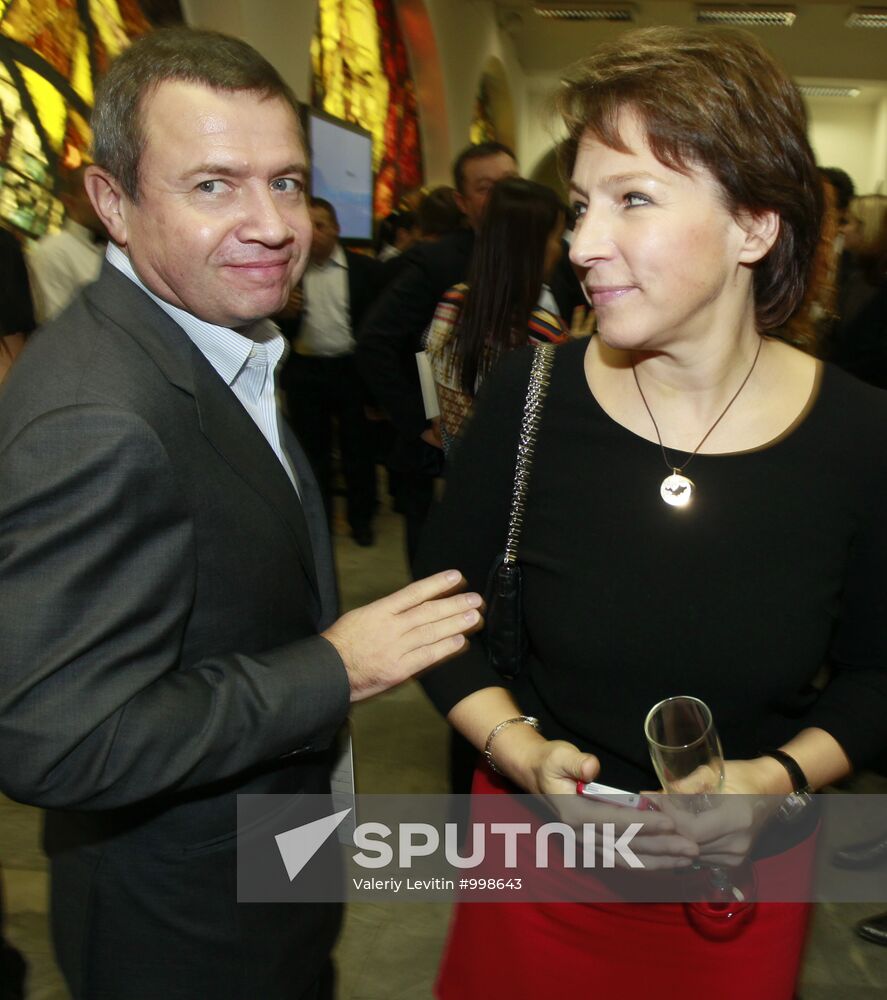 Private viewing of newsical "Citizen Poet"