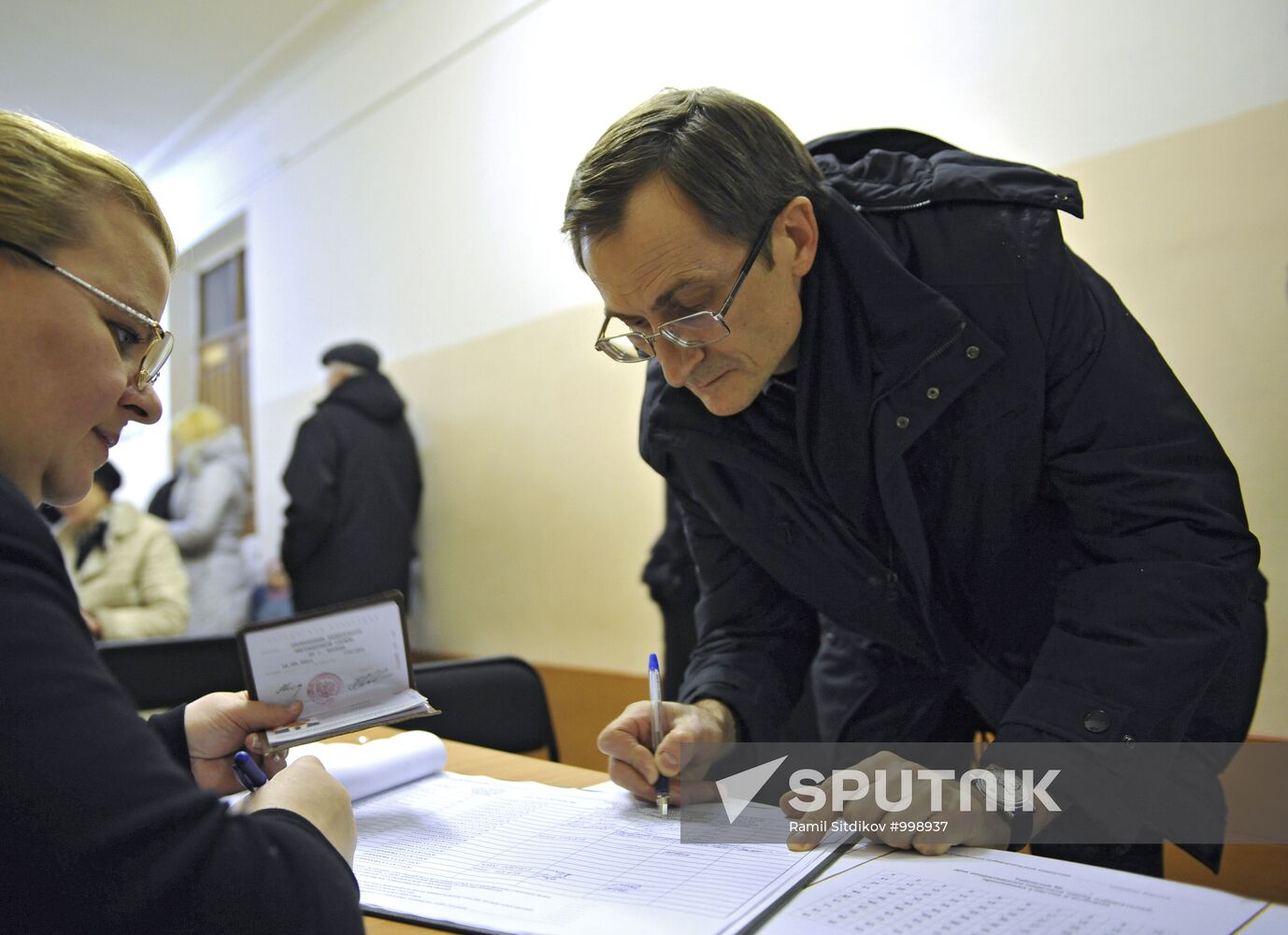 Political party leaders vote in State Duma elections