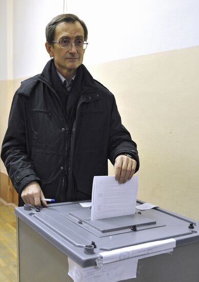Political party leaders vote in State Duma elections