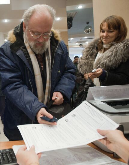 Vladimir Churov votes at Leo Tolstoy polling station
