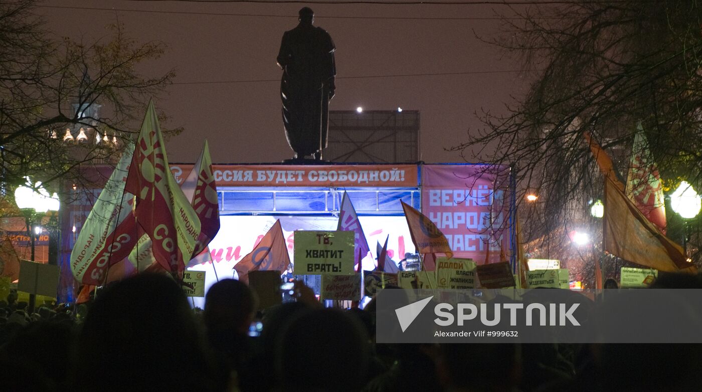 Opposition supporters stage rally at Chistyye Prudy