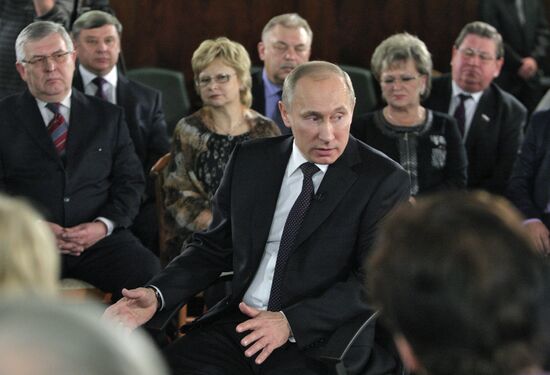 Vladimir Putin meets heads of UR's community liaison offices