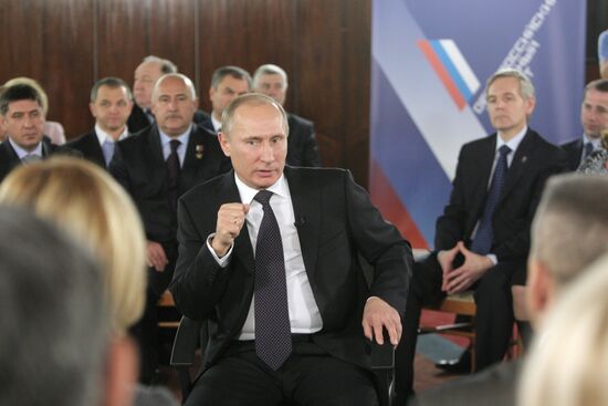 Vladimir Putin meets heads of UR's community liaison offices