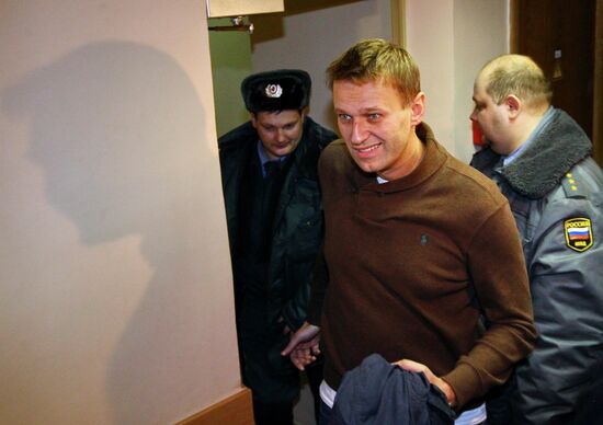 Blogger Alexei Navalny delivered to Moscow's Tverskoi Court