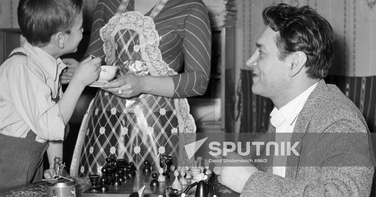 Actor Vladlen Davydov with wife Margaritta and son Andrey | Sputnik ...