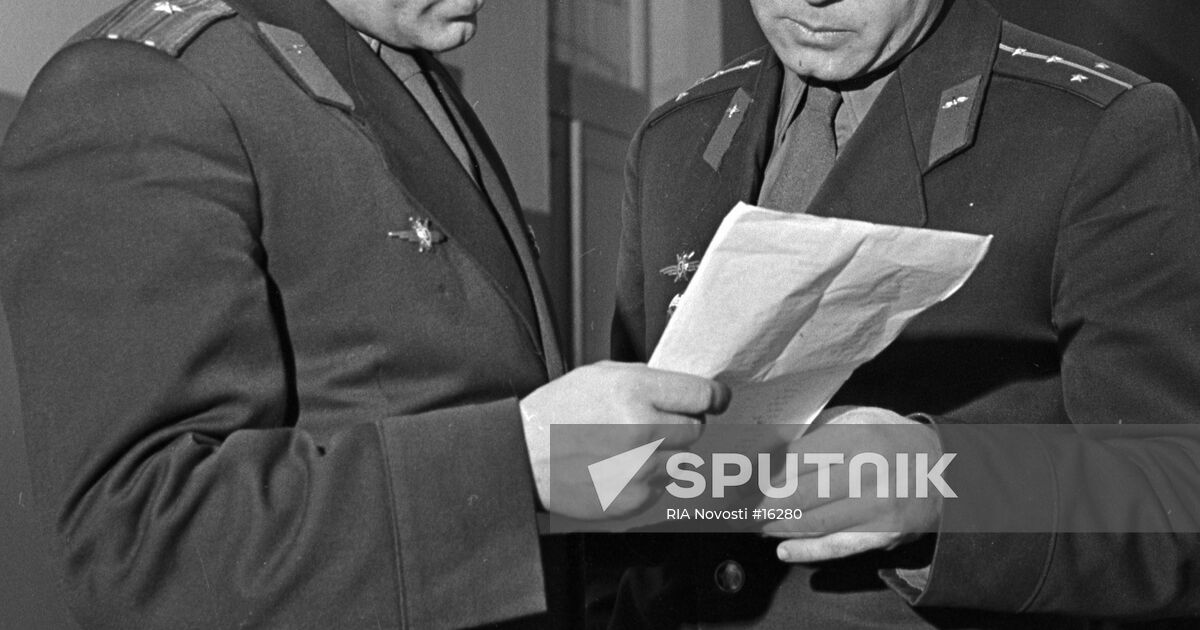 Cosmonauts Vladimir Komarov and Alexei Leonov | Sputnik Mediabank