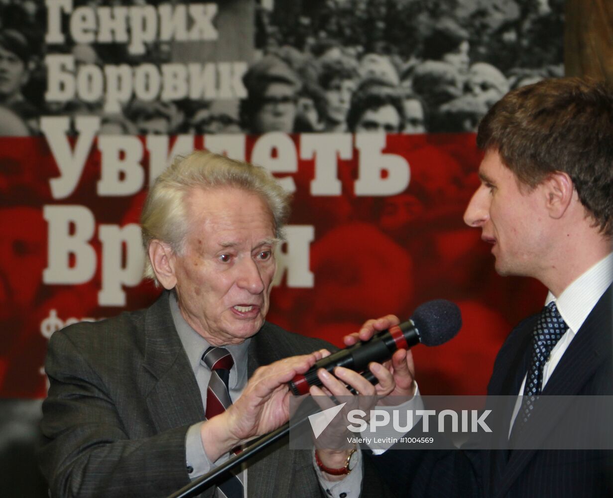 Photo exhibition 'To see the time' by Henry Borovik | Sputnik Mediabank