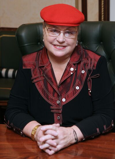 Semiz ayolning mushukiga qol