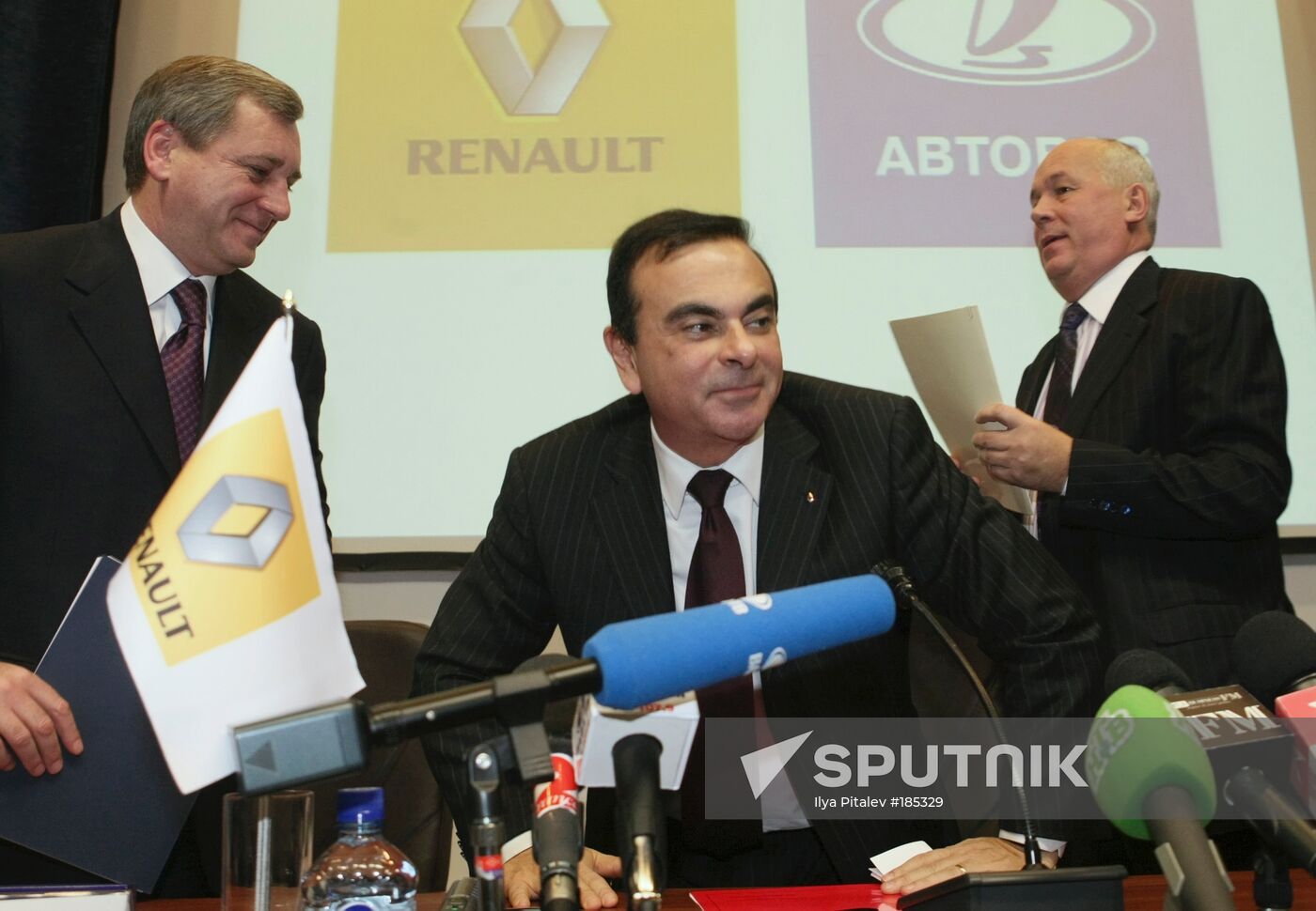 Selling AvtoVaz shares to Renault Sputnik Mediabank