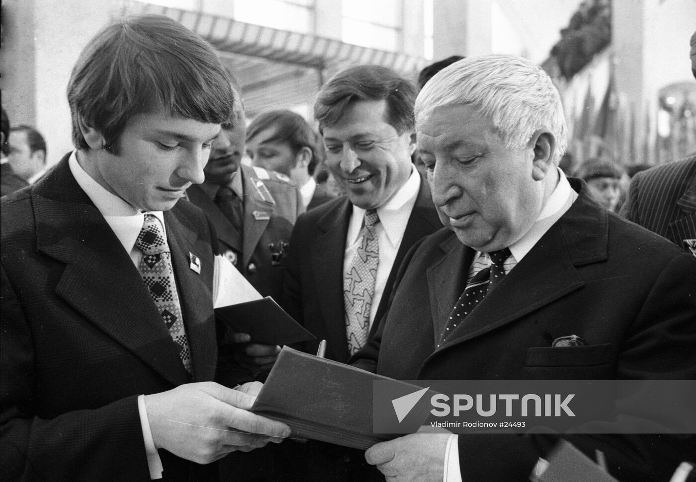 GAMZATOV POET AUTOGRAPHS 18TH CONGRESS VLKSM | Sputnik Mediabank