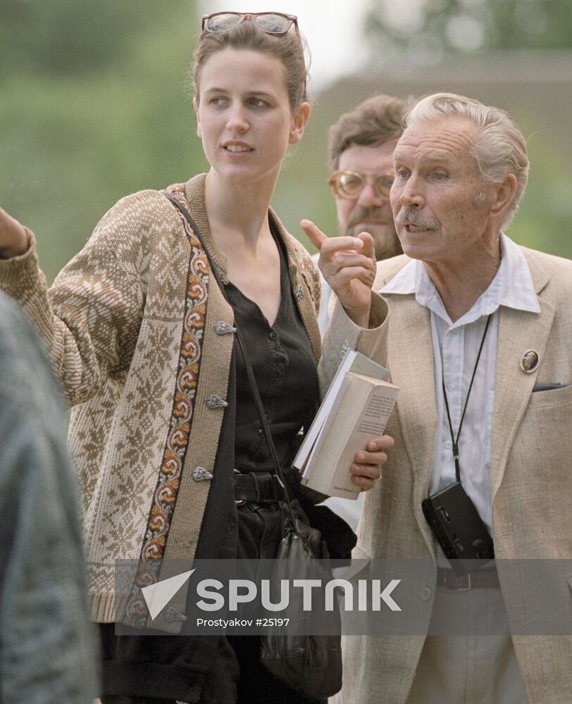 TOLSTOY'S DESCENDANTS Sputnik Mediabank