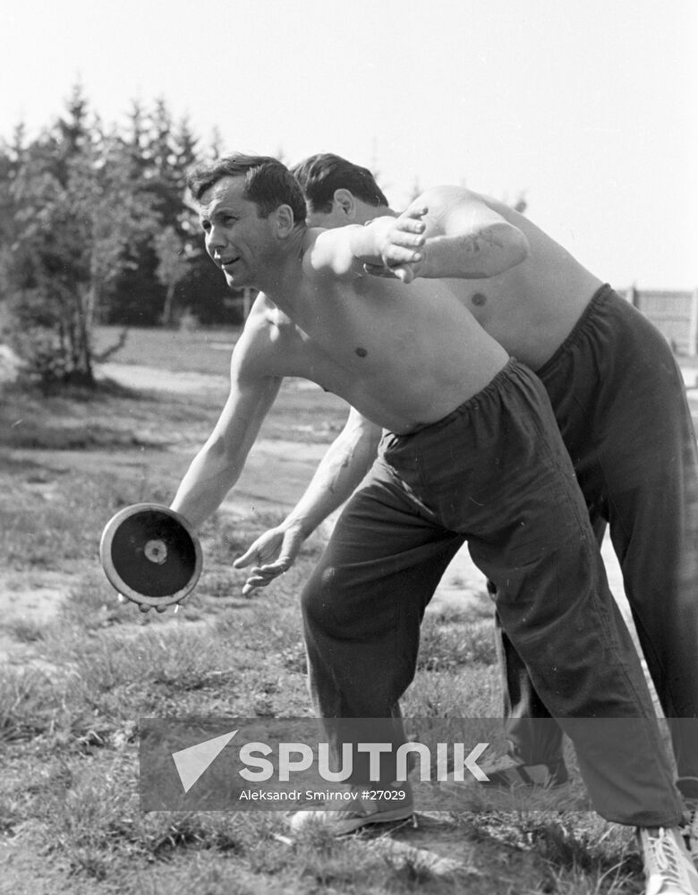 Cosmonaut Popovich learning discus throwing Sputnik Mediabank