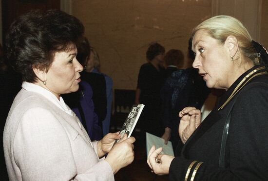 Soramasdan ekilgan Yubkadagi gey passiv yigitni tomosha qiling