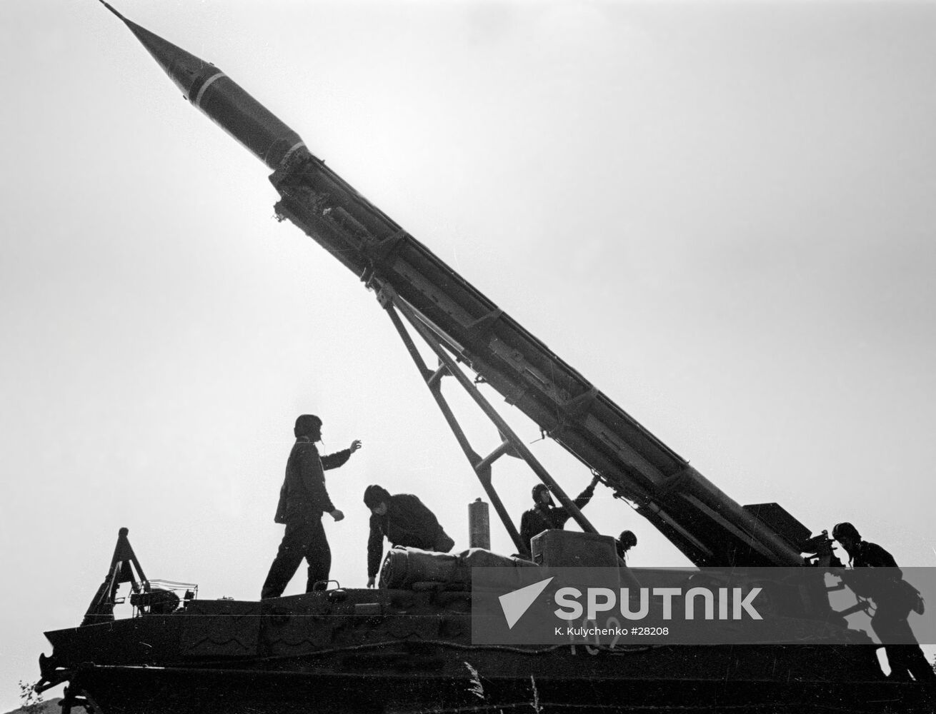 MISSILE LAUNCHER CREW Sputnik Mediabank missile-launcher-on-toyhouse
