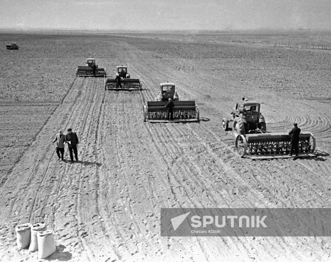 SOWING FIELD FARM MACHINERY Sputnik Mediabank