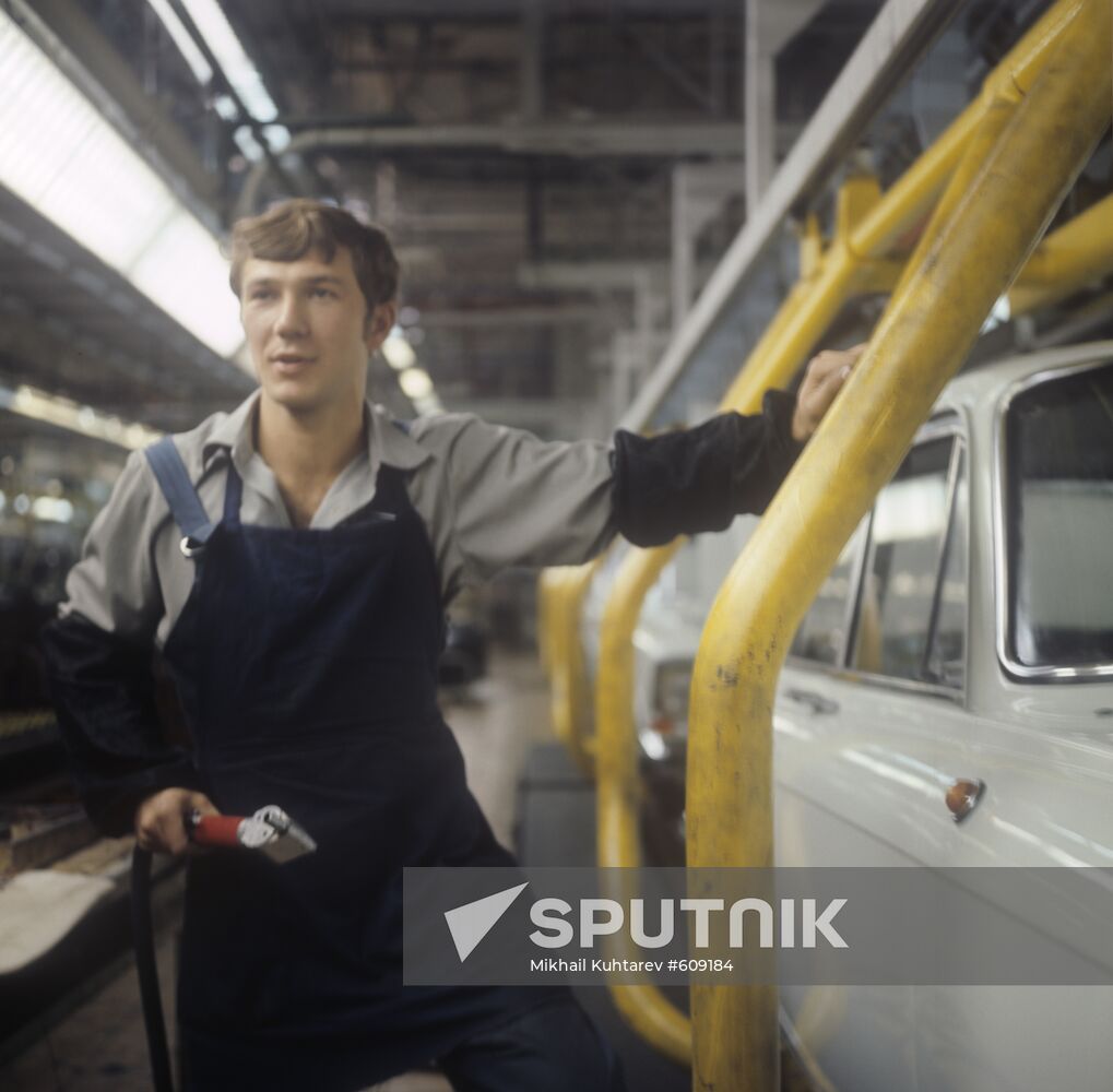 AZLK assembly fitter A.Sermavkiin Sputnik Mediabank