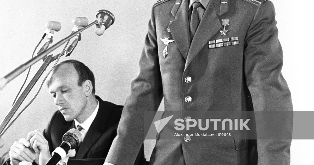 Alexey Eliseev and Vladimir Shatalov at press conference | Sputnik ...