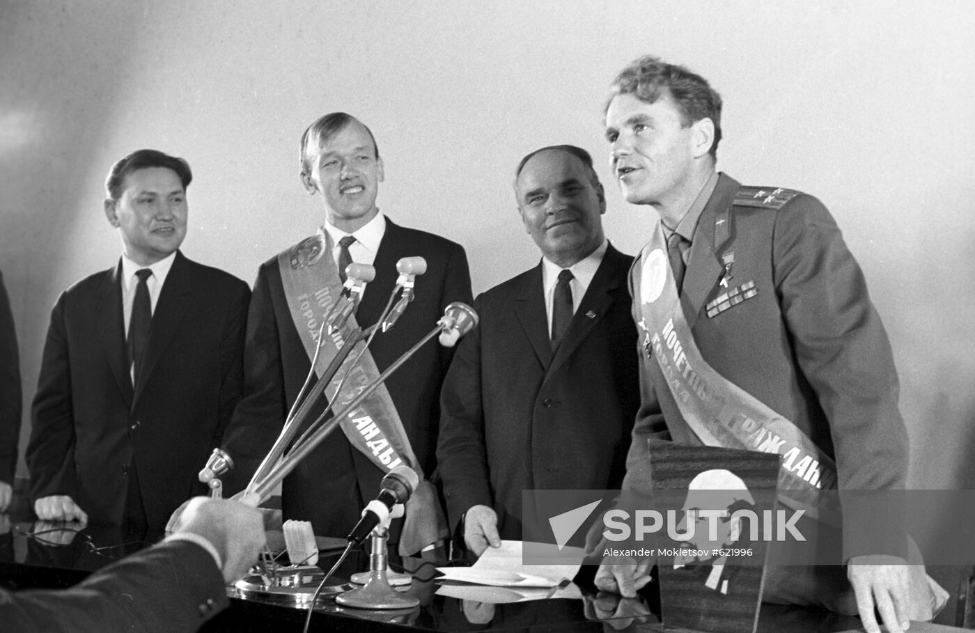 Cosmonauts Vladimir Shatalov and Aleksey Eliseev. | Sputnik Mediabank