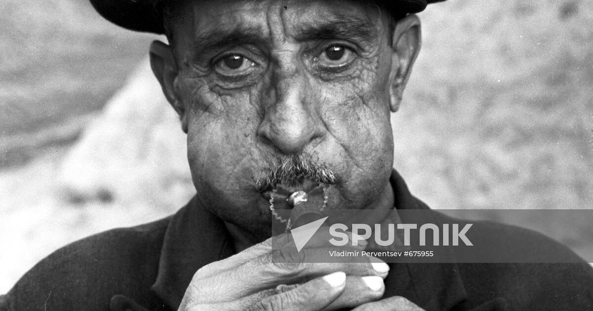 Playing a zurna Sputnik Mediabank