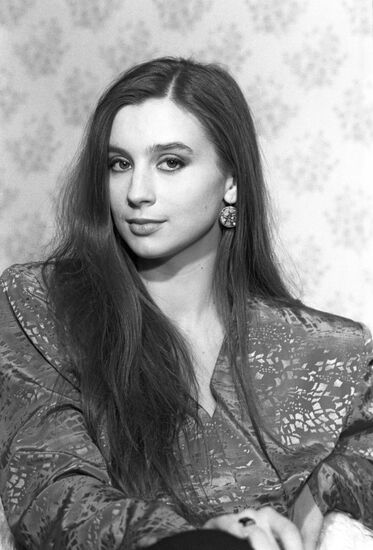 Uchta qiz mening sikimni soradi Rus super porno