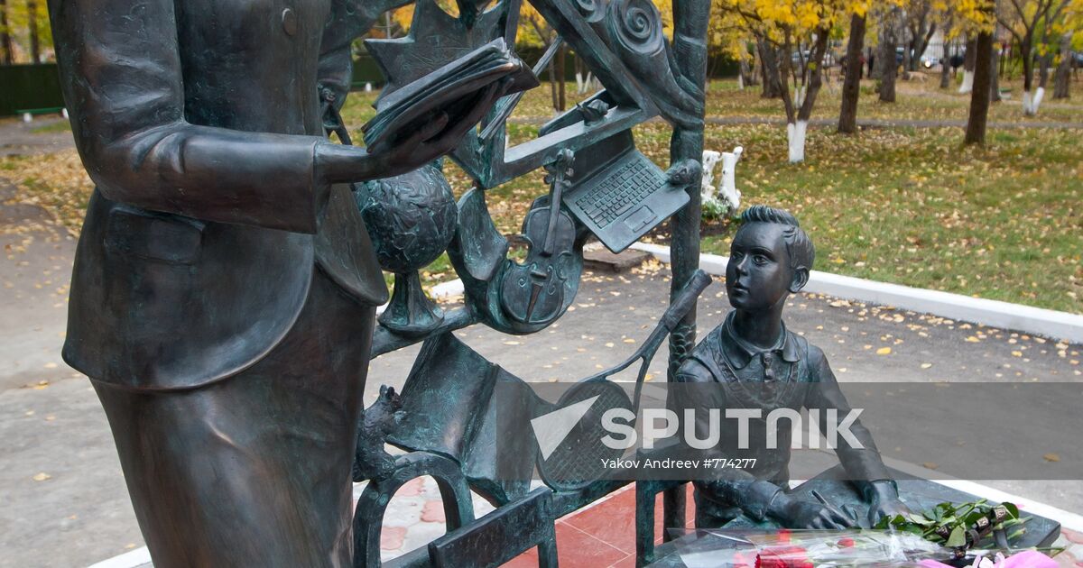 "My First Teacher" statue unveiled in Tomsk | Sputnik Mediabank
