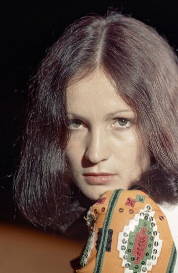 Saratovdagi yalangoch qizlarning fotosuratlari