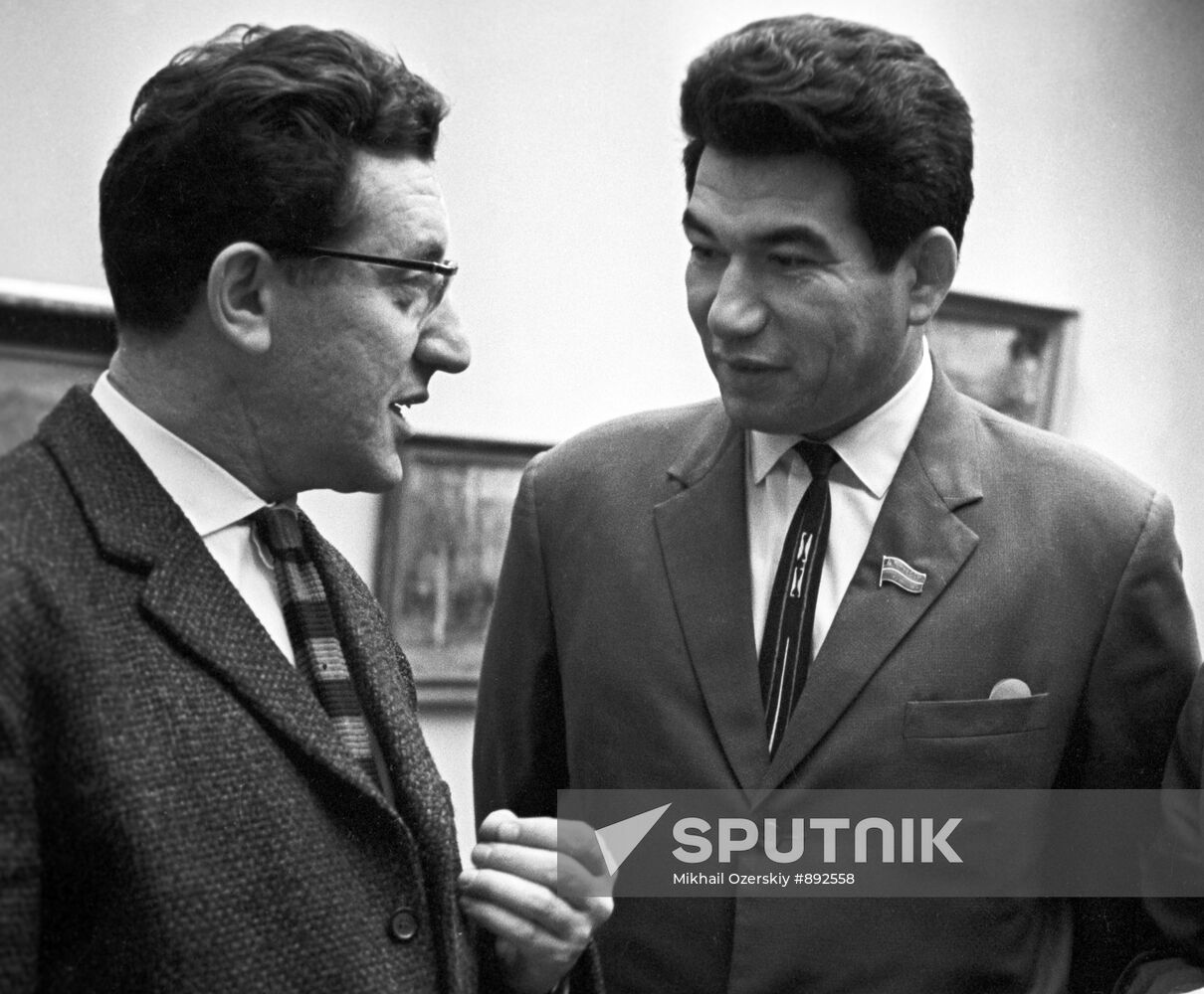 Lev Kerbel and Chingiz Aitmatov | Sputnik Mediabank