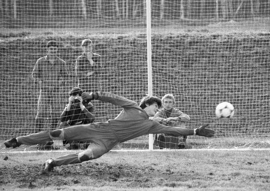 Dasaev goalkeeper clearance