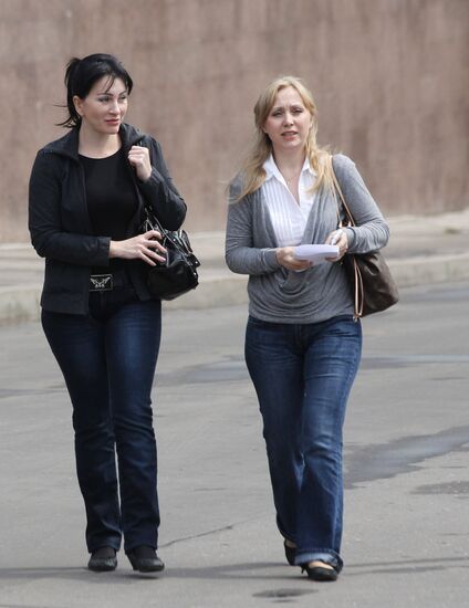 Qarz uchun sikilgan odamlarning fotosuratlari