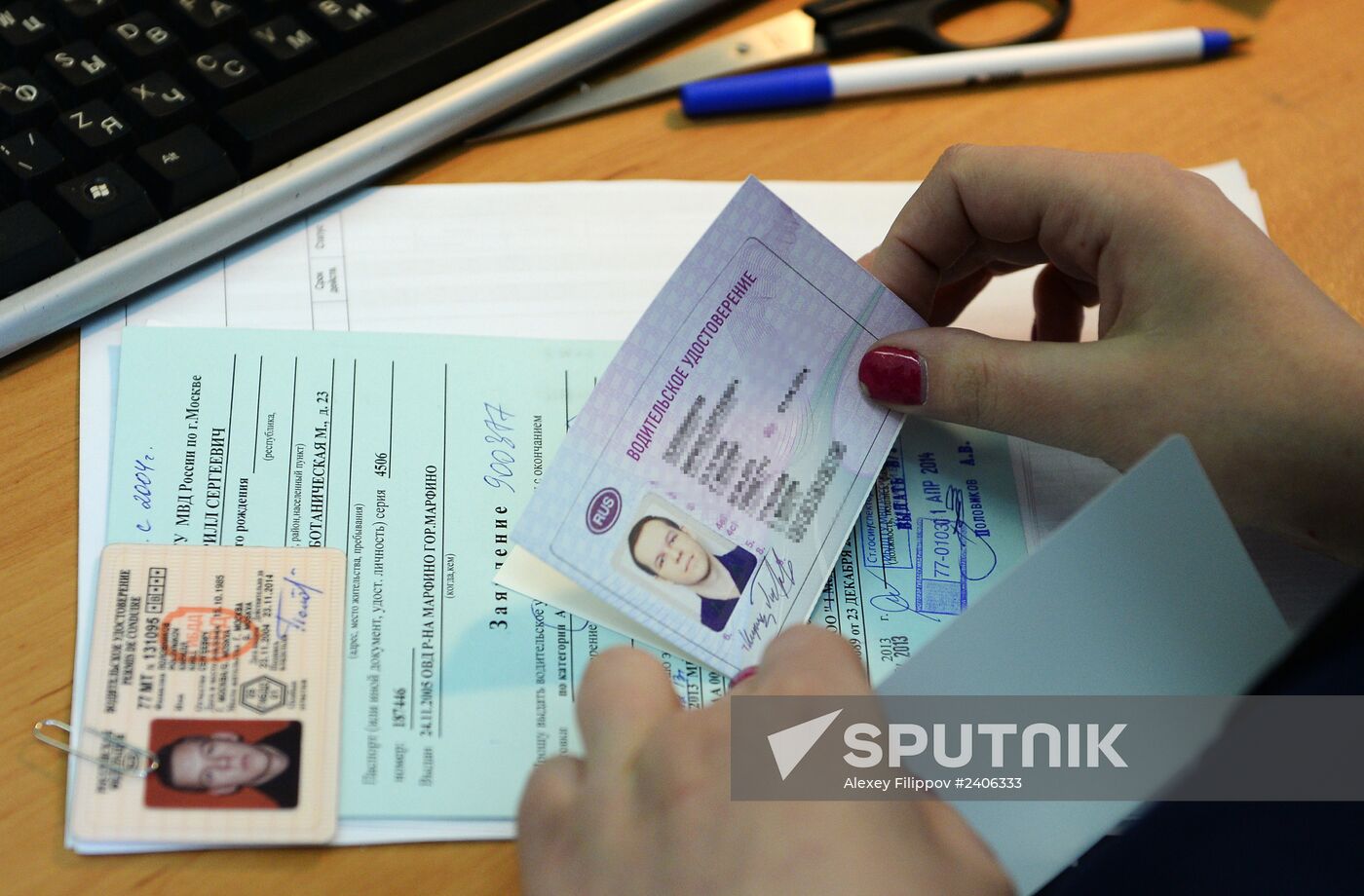 Russia starts issuing new driver's licenses