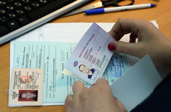 Russia starts issuing new driver's licenses