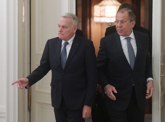 Russian and French Foreign Ministers Sergei Lavrov and Jean-Marc Ayrault meeting