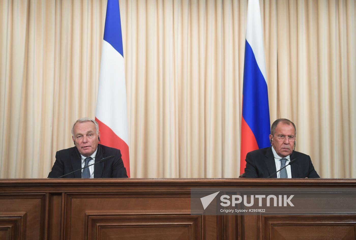 Russian and French Foreign Ministers Sergei Lavrov and Jean-Marc Ayrault meeting