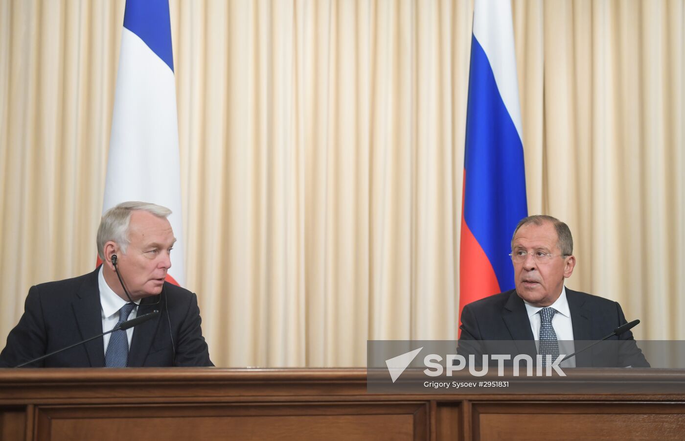 Russian and French Foreign Ministers Sergei Lavrov and Jean-Marc Ayrault meeting