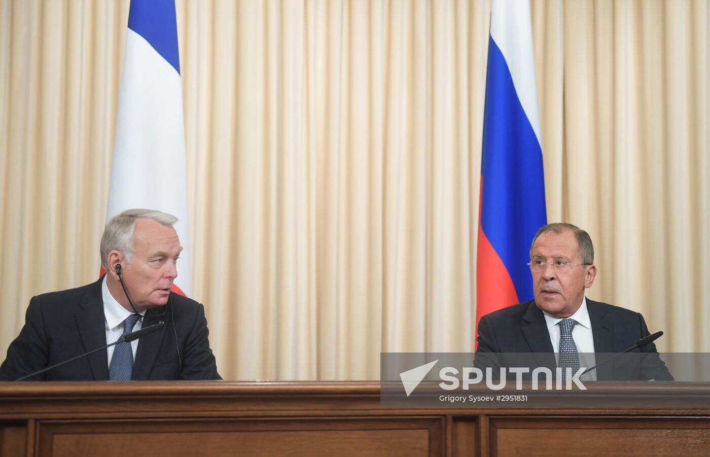 Russian and French Foreign Ministers Sergei Lavrov and Jean-Marc Ayrault meeting